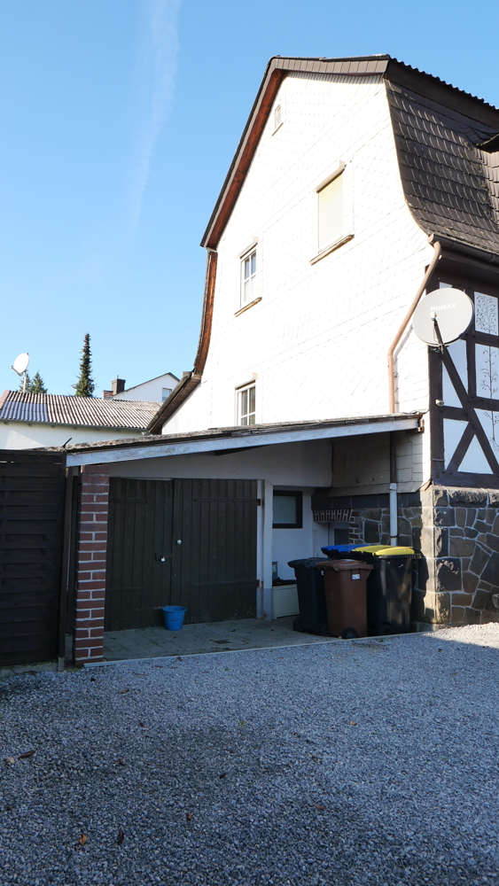 Seitenansicht mit Garage